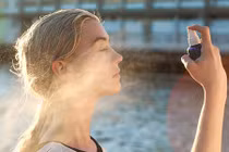 Bị mụn trứng cá hành hạ, quy trình dưỡng da có khác gì hằng ngày?