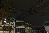 Hà Nội: Cần cẩu công trình đổ sập, nhiều người hoảng loạn