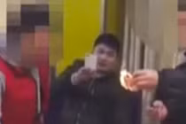 Hai thanh niên TQ bật lửa đốt tiền như rác xem ai giàu hơn