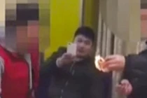 Hai thanh niên TQ bật lửa đốt tiền như rác xem ai giàu hơn