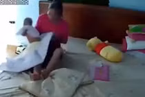 Video: Phẫn nộ cảnh bảo mẫu giật, lắc bé vài tháng tuổi