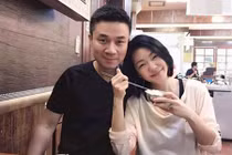 Vợ trẻ in tin nhắn ngoại tình của chồng ra rồi ép plastic gửi nhà nội