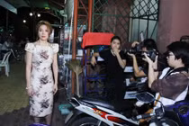 Mỹ Tâm phản ứng bất ngờ khi bị fan nam "đụng chạm"