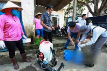 Video: Máy khử trùng ù ù khắp làng sau nửa tháng chìm trong biển nước