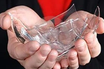 Té đập mặt vô ly nước, bé 1 tuổi mù mắt phải