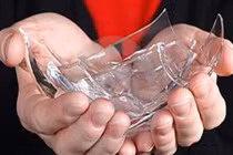 Té đập mặt vô ly nước, bé 1 tuổi mù mắt phải