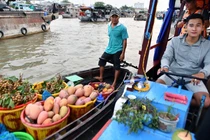 Trái cây lưu động ở chợ nổi Cái Răng