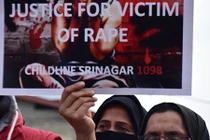 Nhập viện vì rắn cắn, bé gái Ấn Độ bị hộ lý cưỡng hiếp