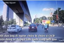 Video: Lạng lánh tránh CSCĐ, quái xế đi ngược chiều húc bay thanh niên Grab