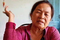 Video: Bà Tuyết kể lúc phát hiện em gái lõa thể trong nhà vệ sinh