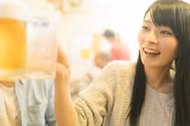 Vợ uống lon bia trong tiệc cưới, chồng chửi mắng vì cảm thấy xấu hổ