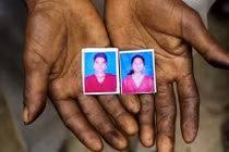 Hai thiếu nữ xinh đẹp bị cưỡng hiếp rồi treo xác lên cây