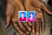 Hai thiếu nữ xinh đẹp bị cưỡng hiếp rồi treo xác lên cây