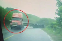 Video: Container drift "khét lẹt" và cái kết như phim hành động ở Quảng Ninh