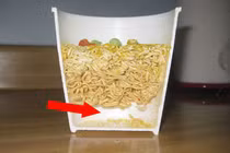 Vì sao cốc mì ăn liền luôn thừa khoảng trống bên dưới?