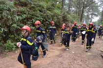 Trẻ em băng rừng, lội suối học cách sinh tồn