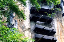 Bí ẩn những chiếc quan tài treo ở Trung Quốc