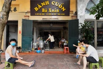 Hàng bánh cuốn nổi tiếng bán hơn 100 suất mang về mỗi ngày