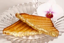 Mua một mẩu bánh này cho bữa sáng, mất đứt nửa tháng lương