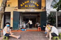 Hàng bánh cuốn nổi tiếng bán hơn 100 suất mang về mỗi ngày