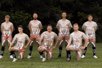 Đội bóng Anh mặc trang phục trong suốt để ủng hộ bệnh nhân ung thư