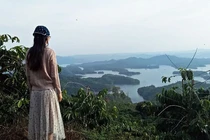 Cô giáo Hà Nội bỏ lương cao về quê ủ phân trồng rau