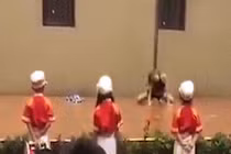 Video: Lố bịch vũ công nữ múa cột trong lễ khai giảng trường mầm non