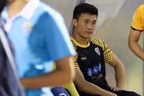 Fan an ủi thủ môn Bùi Tiến Dũng vì không được gọi lên tuyển