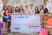 Hội bạn thân mừng đám cưới phong bì 'siêu to khổng lồ'