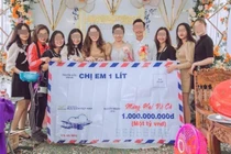 Hội bạn thân mừng đám cưới phong bì 'siêu to khổng lồ'