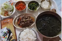 Hội chị em xôn xao mâm cơm cữ của mẹ trẻ với nhiều món lạ