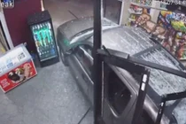 Video: Đạp nhầm chân ga, nữ tài xế đâm nát cửa hàng tạp hóa