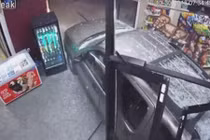 Video: Đạp nhầm chân ga, nữ tài xế đâm nát cửa hàng tạp hóa