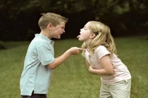 Video: Khi em gái dùng tuyệt chiêu, anh trai tất nhiên bị bại