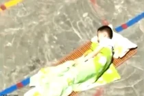 Video: Cô giáo mầm non phạt trẻ ngủ giữa sân xi măng ngoài trời nắng 33 độ C