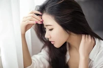 Chết sững nhìn chồng đèo "em kết nghĩa" đi ra từ ... nhà nghỉ