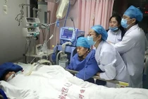 Bác sĩ TQ làm việc suốt 18 giờ ngất trước mặt bệnh nhân rồi tử vong