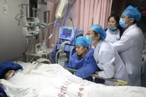 Bác sĩ TQ làm việc suốt 18 giờ ngất trước mặt bệnh nhân rồi tử vong