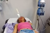 Video: Cô gái bị cắm thẳng dao găm vào mặt khi chống trả tên cướp