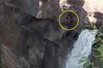 Tìm góc ảnh đẹp, trượt chân ngã mất mạng từ thác nước cao 50m