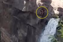 Tìm góc ảnh đẹp, trượt chân ngã mất mạng từ thác nước cao 50m