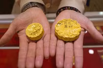 Sửng sốt trước những chiếc bánh trung thu bằng vàng ròng