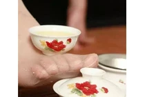 Kỳ dị uống trà lọc bằng...tất thiếu nữ