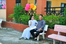 Người cha bán cá viên chiên suốt 13 năm cùng con dự lễ bế giảng