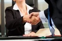 Bị chồng bỏ để cưới thư ký trẻ, vợ trả thù khiến hai người chết sững