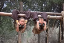 Tiểu hòa thượng treo người lên cây để luyện kung-fu