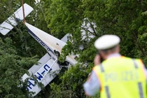 Máy bay rơi, phi công và vợ thoát chết kỳ diệu