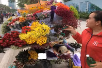 Tiểu thương bán hoa tươi dạo đường phố Hà Nội thua lỗ vì Covid-19