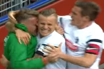 Video: Top ăn mừng độc đáo của cầu thủ với những cậu bé nhặt bóng