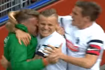 Video: Top ăn mừng độc đáo của cầu thủ với những cậu bé nhặt bóng